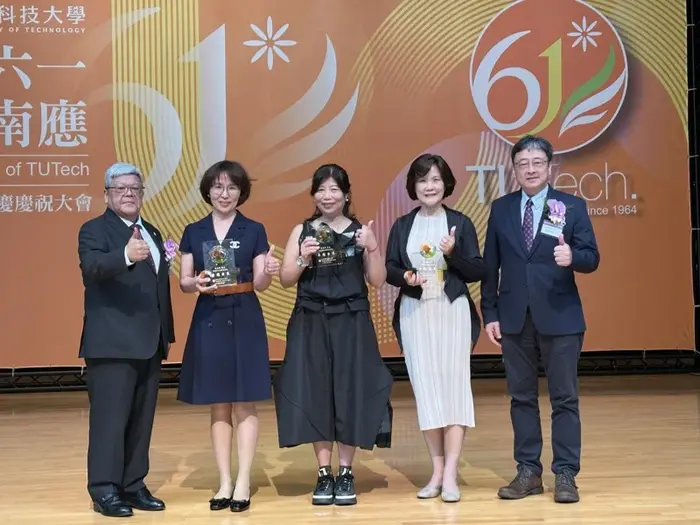 本系畢業校友彭淑玲獲選傑出校友，頒獎典禮領獎照圖片